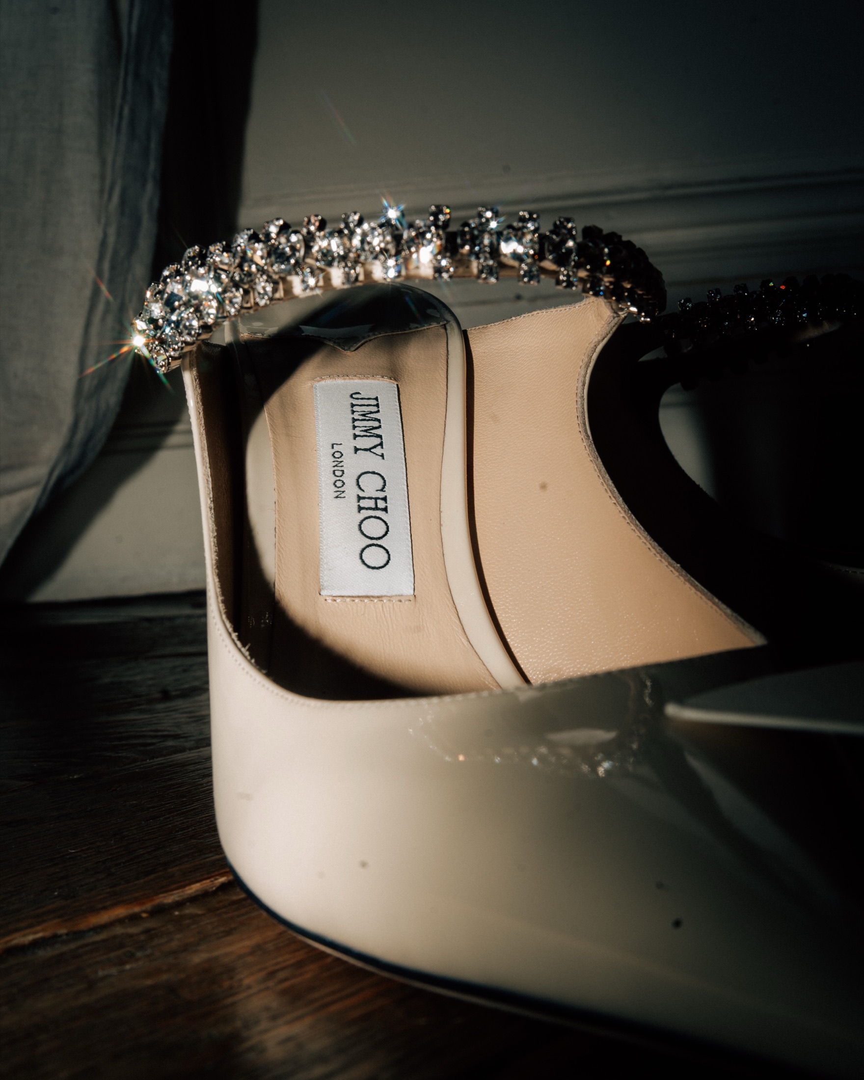 Weiße Jimmy-Choo-Brautschuhe mit Kristallriemen