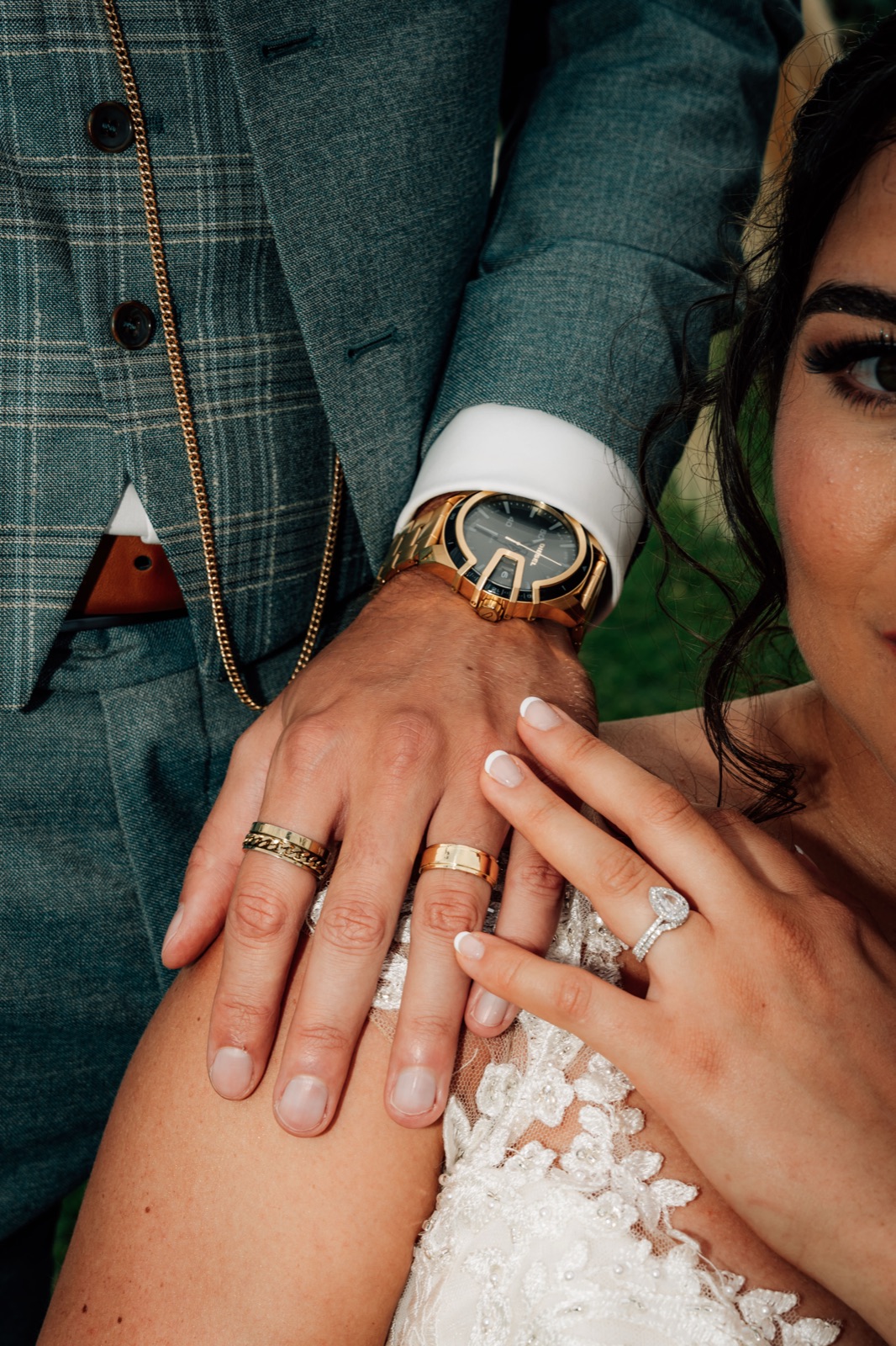 Hände mit Ringen und Uhr, kariertes Sakko