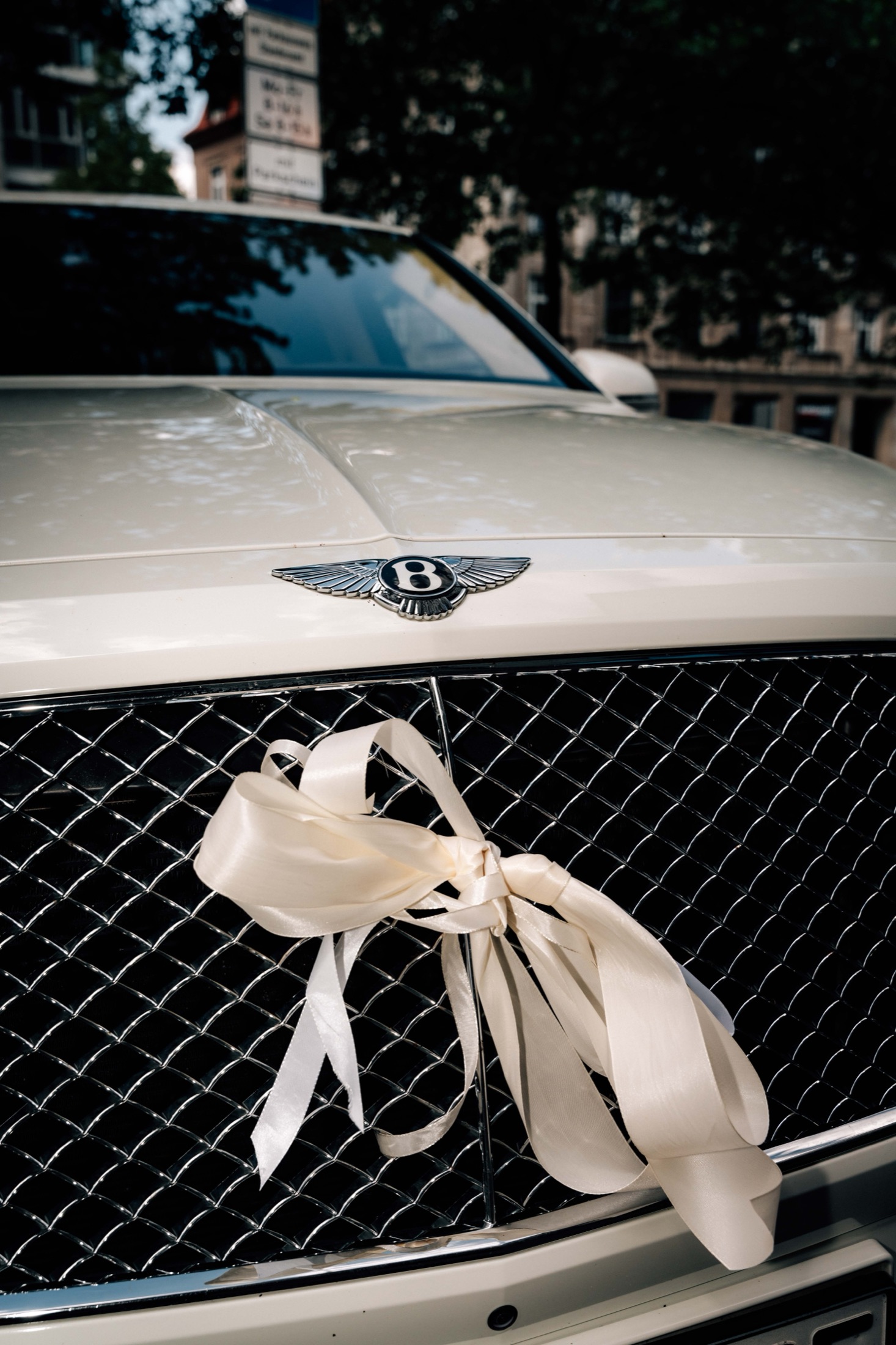 Bentley-Kühlergrill mit weißer Schleife