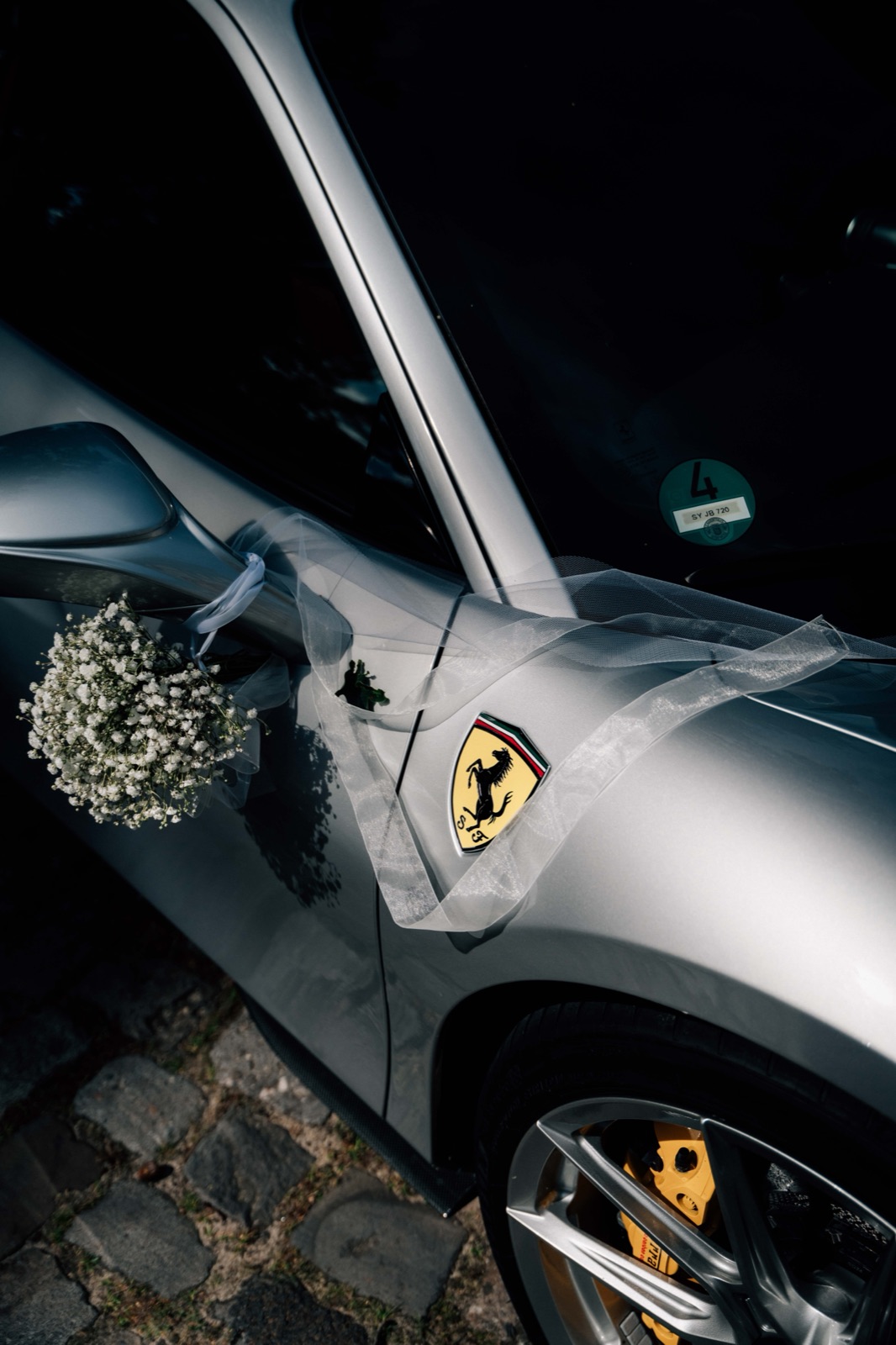 Ferrari-Emblem mit Schleierkraut geschmückt