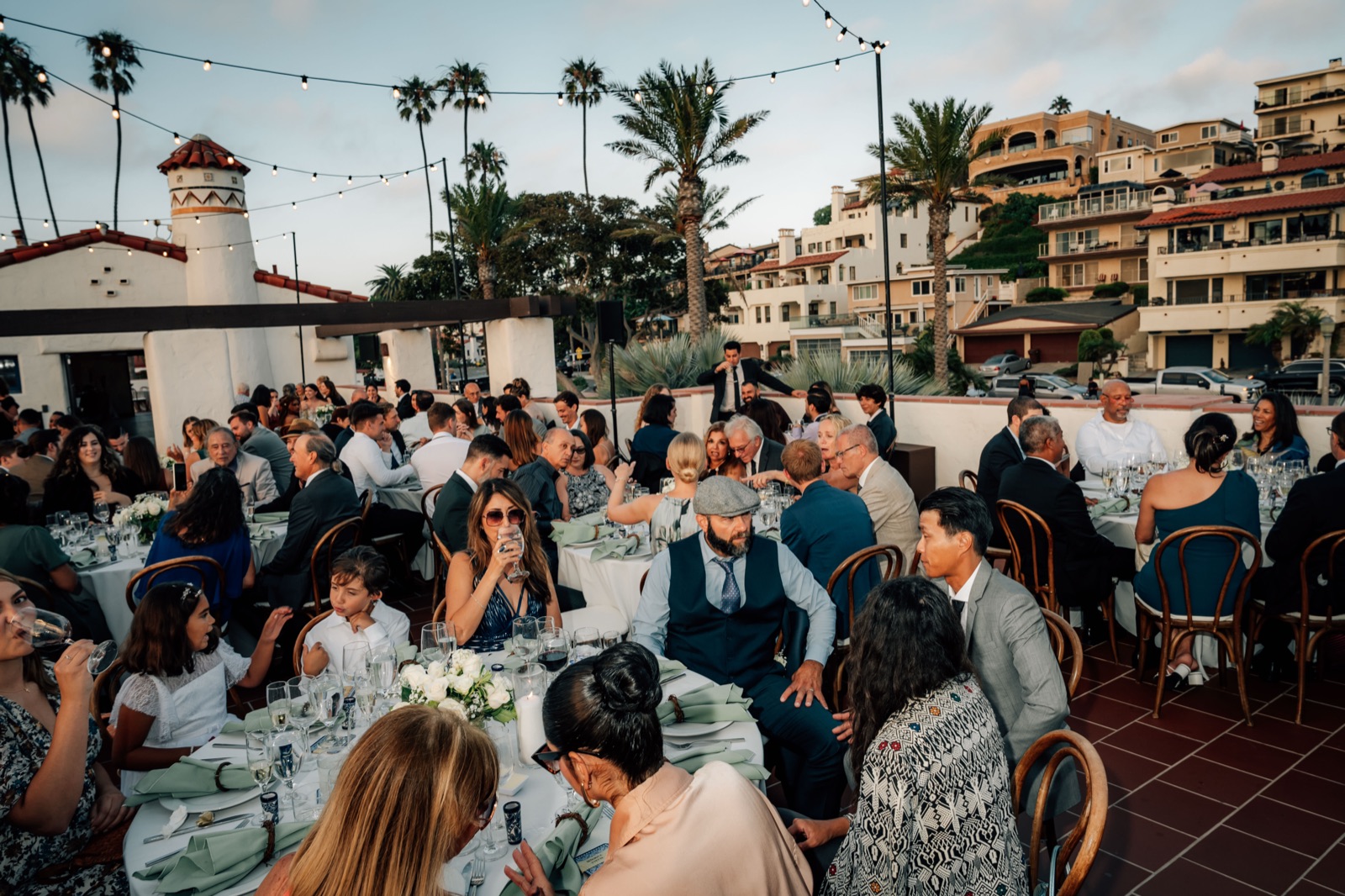 Feier im spanischen Innenhof am Abend