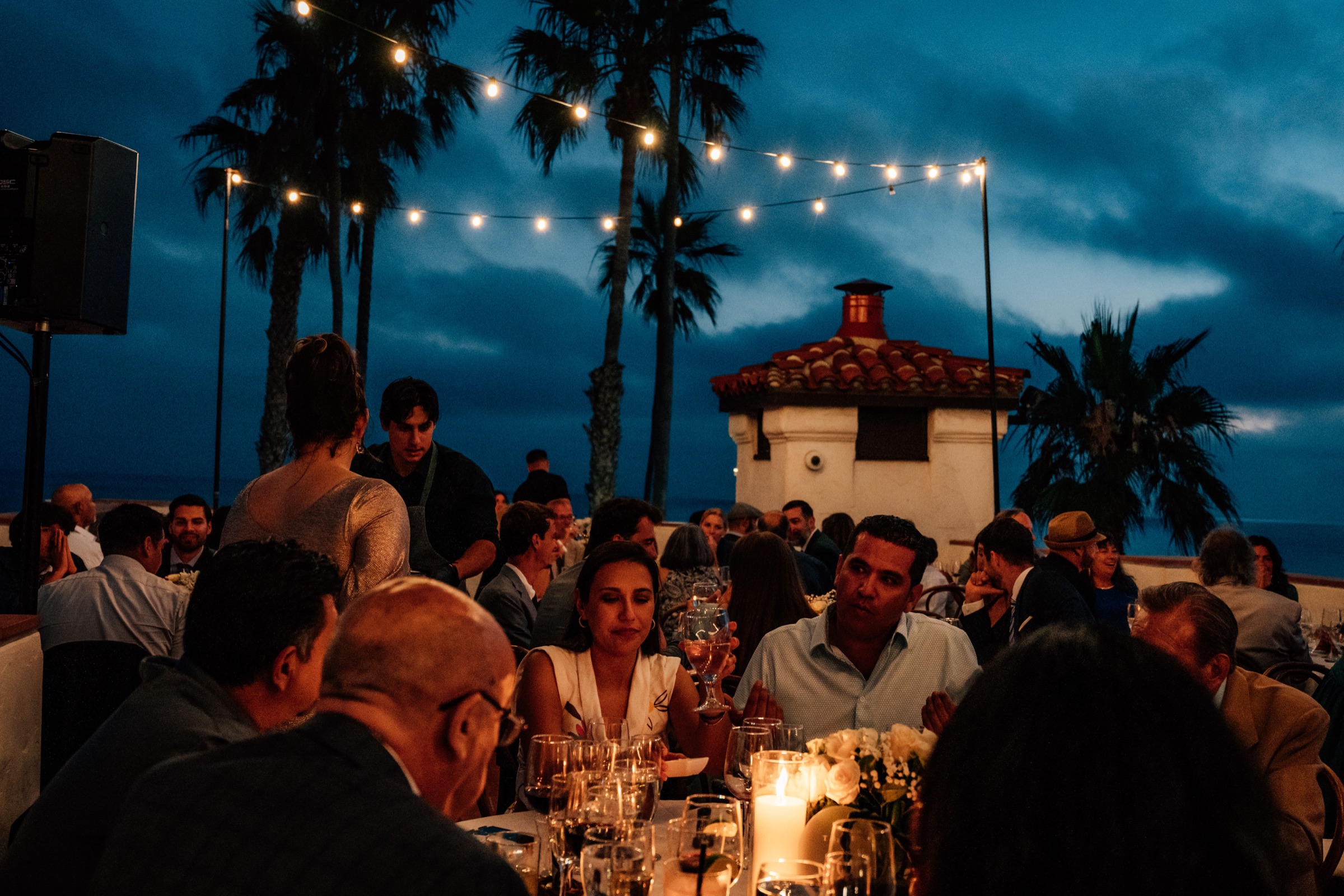 Abendliche Tafel unter dramatischem Himmel mit Palmen